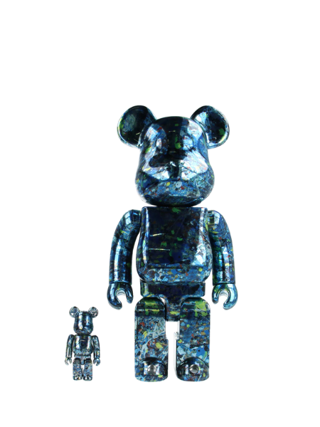 זוג בובות אספנות Bearbrick בגדלים 400% ו-100%, בהשראת ג'קסון פולוק בגימור כרום.