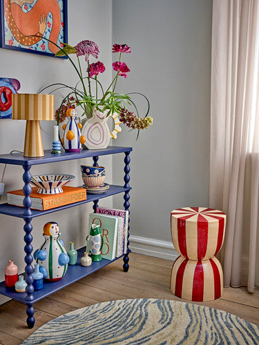 אגרטל Samila עם פרחים על מדף צבעוני