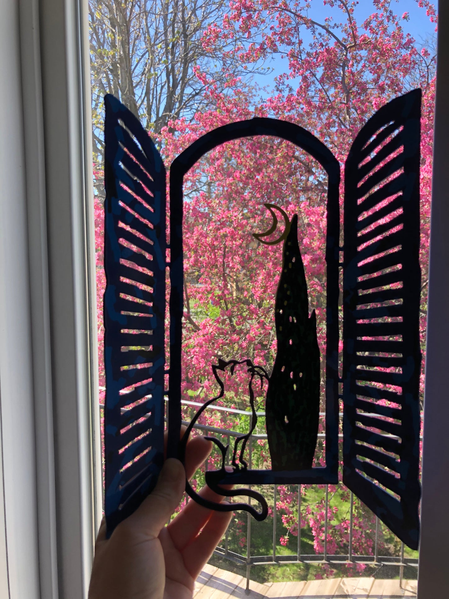 דוד גרשטיין | חלון חתול וירח תלייה על הקיר