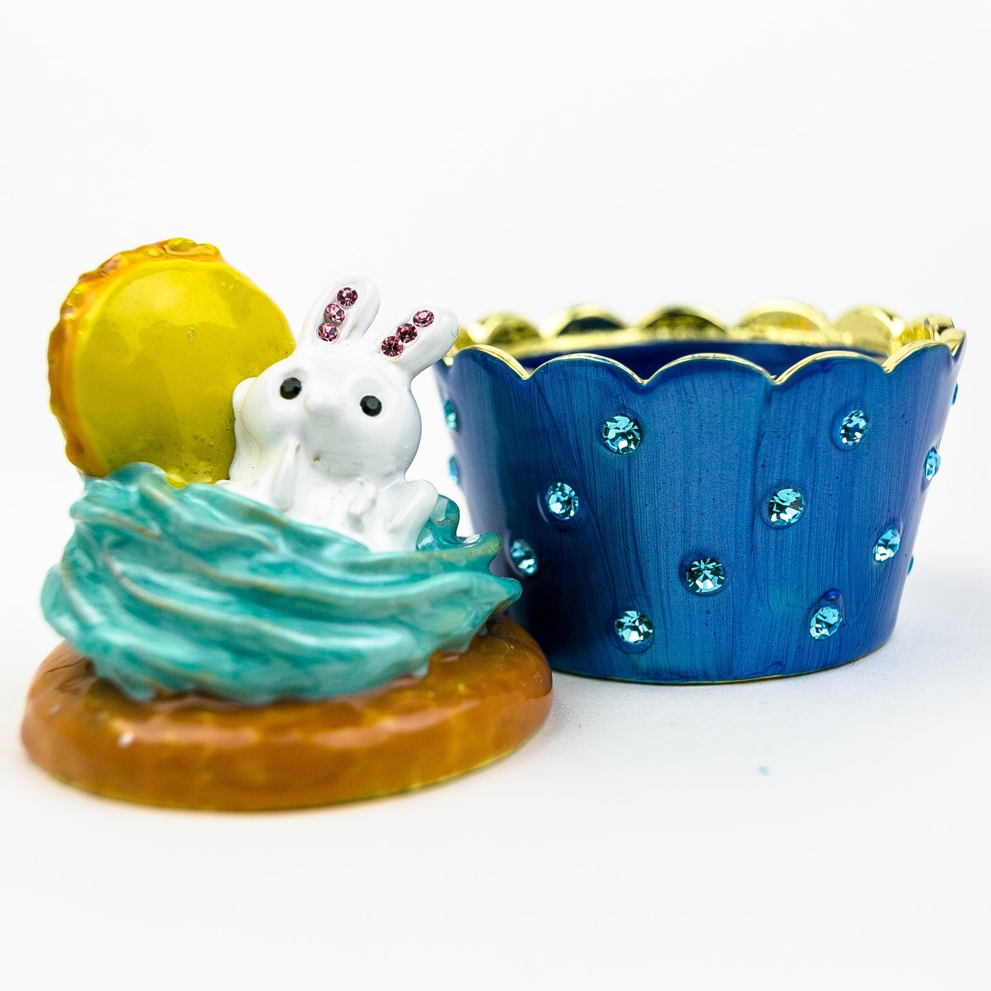 Keren Kopal Rabbit on Cupcake