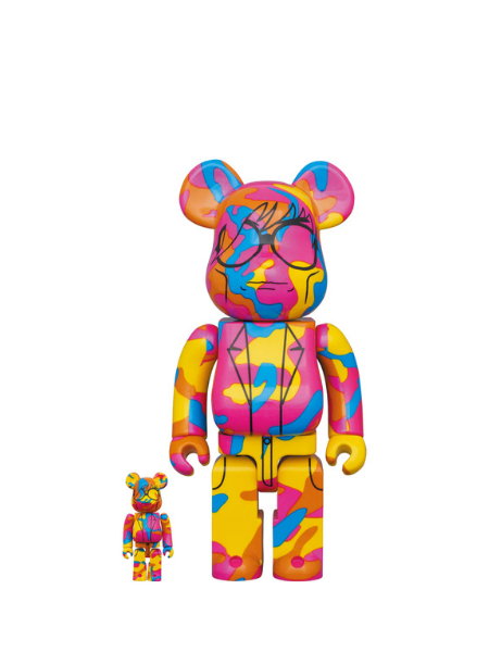 זוג בובות אספנות Bearbrick בגדלים 400% ו-100%, בהשראת אנדי וורהול.