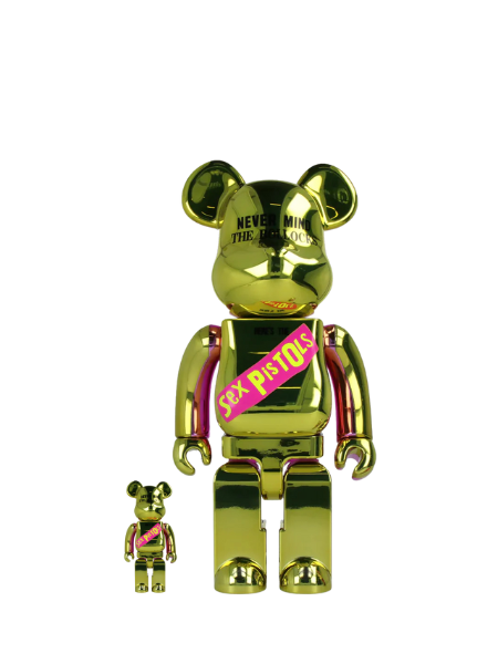 זוג בובות אספנות Bearbrick בגדלים 400% ו-100%, בעיצוב אלבום הסקס פיסטולס.